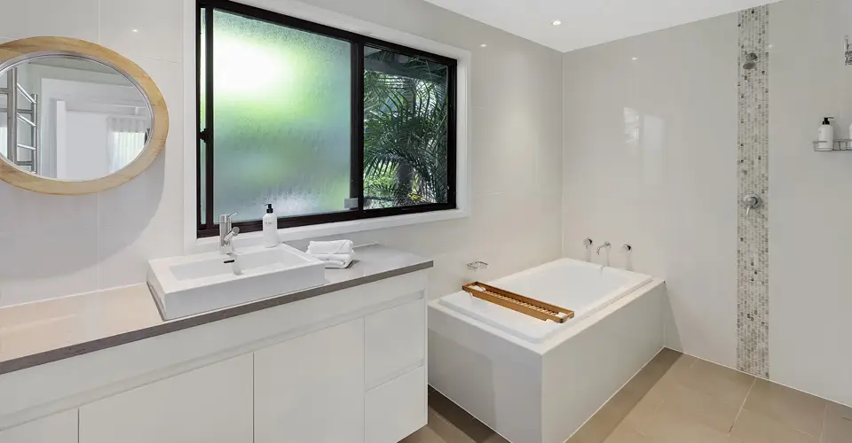 An important issue for relaxing copacabana beach holiday is a modern bathroom. Here we see a walk-in shower plus bath, vanity and toilet. Suits the whole family.